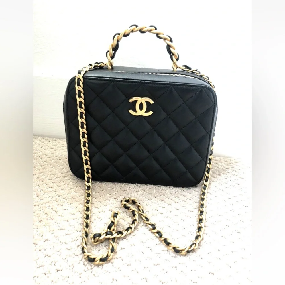 CHANEL Vanity Chain Shoulder Bag in Black Quilted Leather Gold Hardware